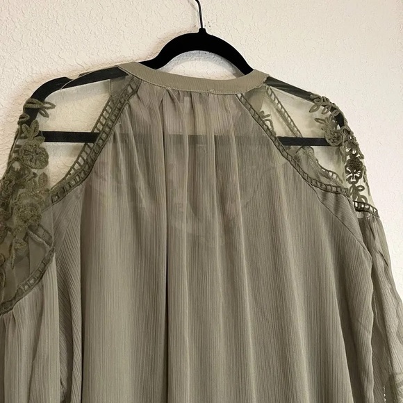 Hayden Los Angeles Green Sheer Floral Tie Neck Ruched Sleeves Top - Picture 5 of 7